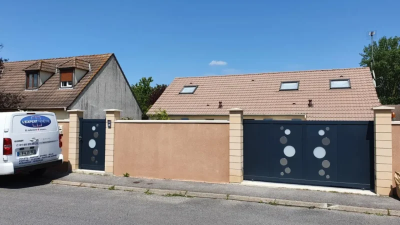 lexpertmenuisier77-portail-coulissant-gris-ornement-cercle-portillon