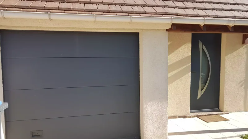 lexpertmenuisier77-porte-de-garage-coulissante-metal-gris