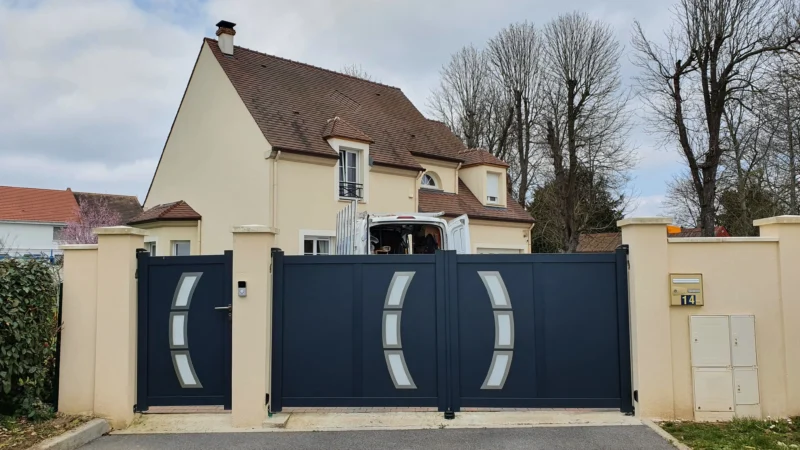 portail-gris-motif-expert-menuisier-77